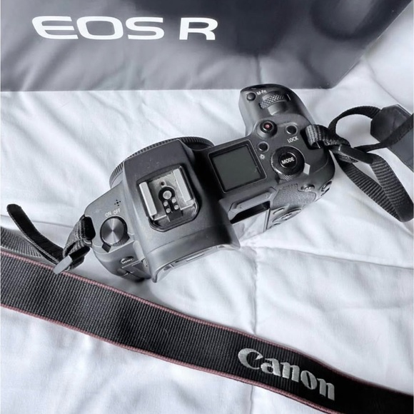 Canon EOS R Digital Camera with Lens - Black - Picture 8 of 10